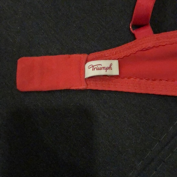 Red Bra. Triumph push up bra with padding. - Picture 5 of 9